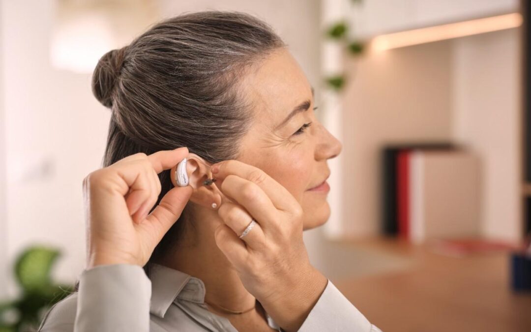 Audífonos CROS – BICROS: solución cuando solo oyes por un lado