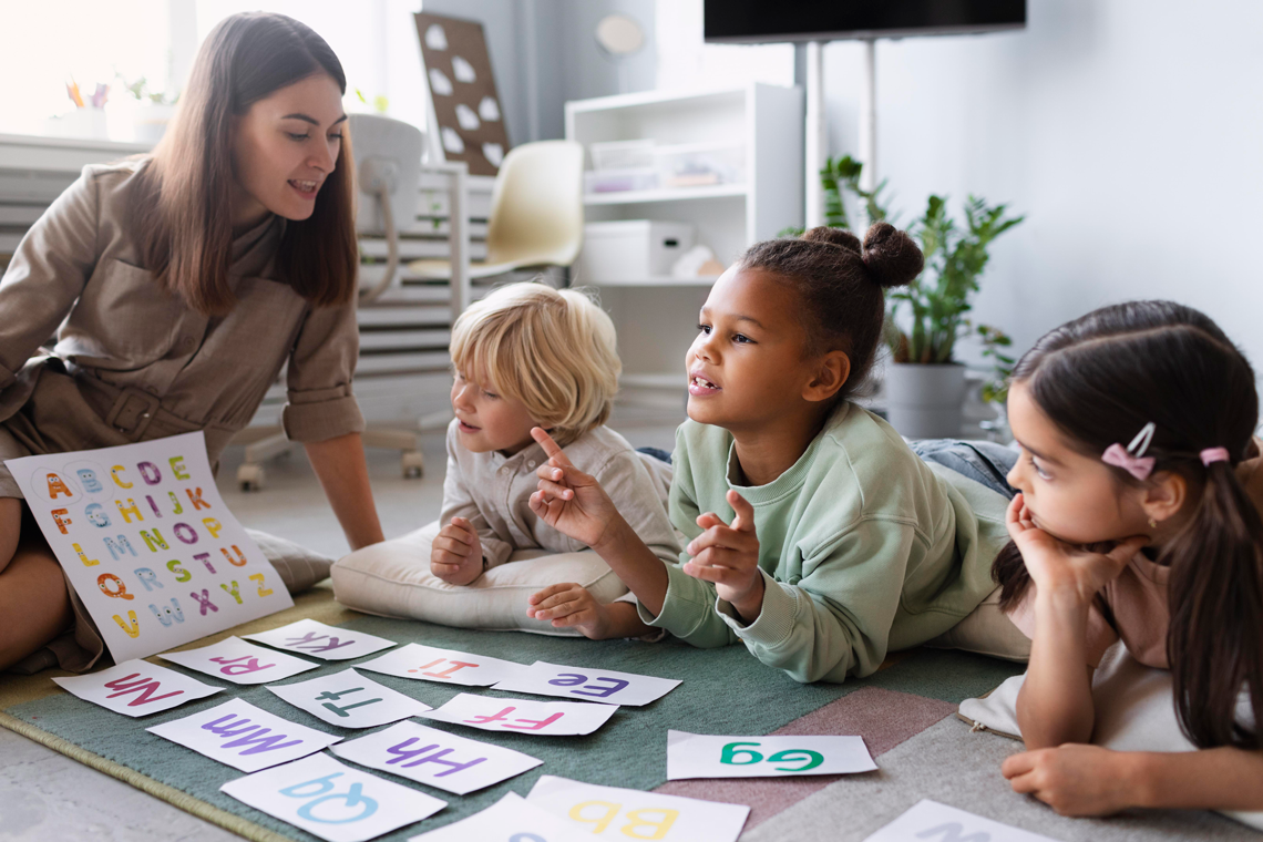 young-woman-doing-speech-therapy-with-children